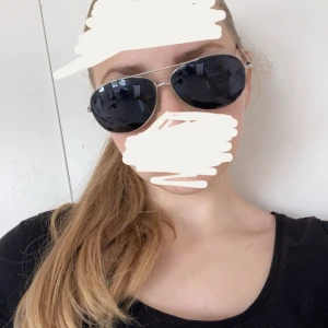 Svarta pilotglasögon - Säljer ett par snygga svarta pilotglasögon med metallbågar. Perfekta för att ge en cool och klassisk look. Passar till alla tillfällen och outfits!