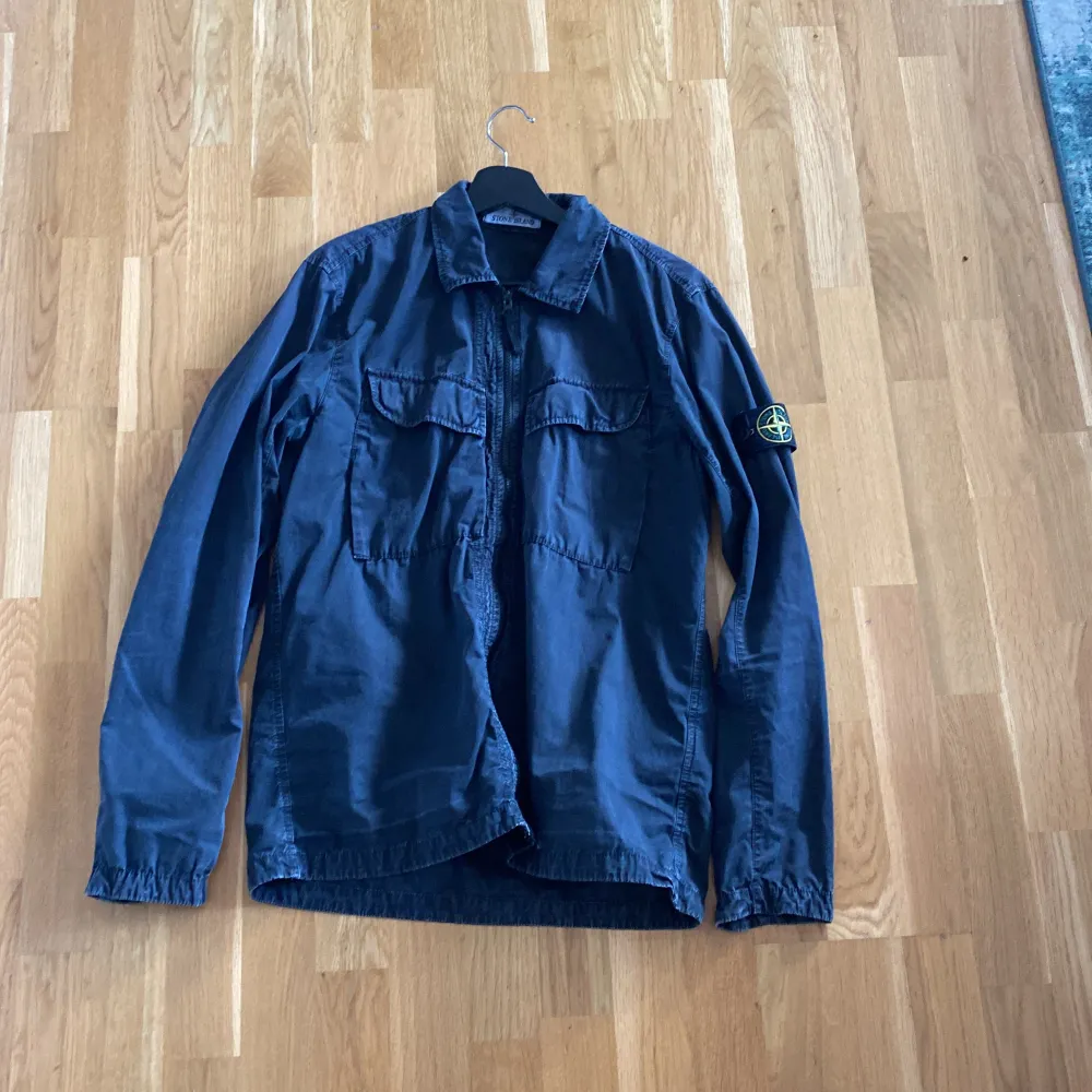 Hej,  Säljer min Stone Island Overshirt då jag ej använder den längre.  Plagget är i väldigt bra skick.  Köpt på NK, Kvitto finns tyvärr inte kvar. Skriv PM ifall frågor finns. Jackor.