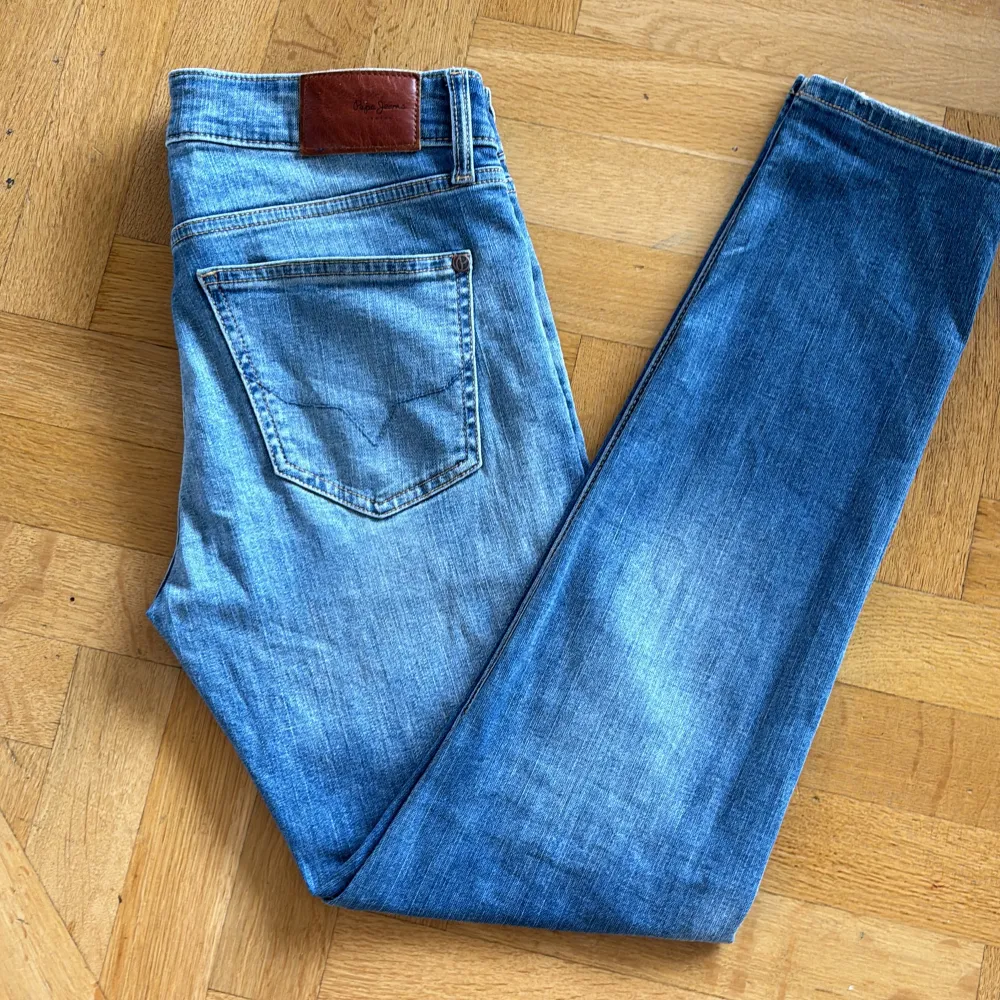 Säljer mina Pepe jeans jeans som är i ny skick. Ny pris ca 1000kr. . Jeans & Byxor.