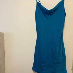 Blå kläning  - Jag säljer min blåa kläning från Gina för den aldrig kom till användning. Köpte den för ca 3 år sen och aldrig använt men har inte prislapp dock. Den kort på mig som är 174cm. Den har inga slitningar alls, den är som ny. Köpte den för 500kr