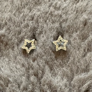 stjärnörhängen - stjärnörhängen med rhinestones från ur&penn. Använd ”köp nu”. 16/8-2024