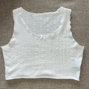 Kort vitt linne - Ett kort vitt linne som sitter lite lösare och har använts kanske 1-2 ggr 🤍 längst ner på linnet så finns det en liten ljus fläck som borde gå bort enkelt i tvätten annars inga defekter 🫶🏻