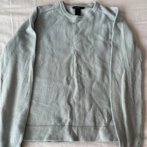 Ljusblå ulltröja från Filippa K - Säljer en superfin ljusblå tröja från Filippa K i storlek M. Den är gjord av 100% lammull vilket gör den både varm och mjuk. Tröjan har långa ärmar och en rund halsringning med ribbade kanter. Perfekt för höst och vinter! Obs(se sista bild aning missfärgad). Frågor? Skriv!