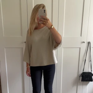 Trekvartsärmad tröja - En trekvartsärmad tröj med ”randigt” tyg som är perfekt till hösten och våren💕passar S-XL beroende på hur man vill att den ska sitta💕