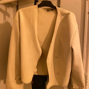 Jacka Gina tricot  - Väldigt fint skick, knappt använd 