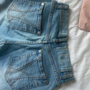 Low waisted jeans  - Lågmidjade botcut jeans som är ljusblå. De har väldigt många fina detaljer och är i  mellan xs-s i storleken 💗 pris kan diskuteras vid snabbt köp 💗