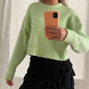 Stickad tröja  - Jättemjuk stickad tröja ifrån New Yorker. Använd fåtal gånger.💚