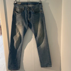 Levi's 501 jeans - Säljer ett par klassiska Levi's 501 jeans i ljusblå denim. De har en rak passform och har använts varsamt, (skick 8,5/10). Hör gärna av er vid frågor eller funderingar! 