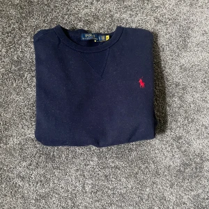 Mörk blå, Ralph lauren - Tja! Säljer min tröja från Ralph lauren i strl S i bra skick, 9/10! Ny pris 995 kr mitt pris 299 kr! Hör av dig vid funderingar, Mvh Erik!
