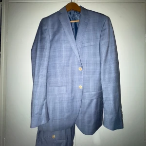 Kostymset  - Använd 1 gång, en fin blå rutig kostym nästan som ny. Pris kan diskuteras. 