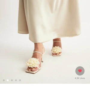 Klackskor med blomdetalj - Säljer dessa superfina klackskor från Nakd som jag hade på min bal❤️använda endast i nån timme så i väldigt bra skick🫶🏻älskar dem här skorna men dem har inte kommit till någon mer användning💛skorna har en naturvit färg och nypris är 699🫶🏻