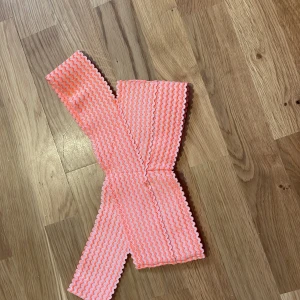 En neonrosa topp med inbyggd bh  - En fin neonrosa topp med inbygg bh - oanvänd 