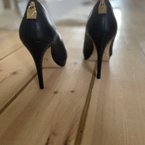  Michael korsskor  - Säljer nu mina Michael korsskor då dom inte passar mig längre, använt dom max tre gånger så skulle i princip säga att dom är som nya! Nypris 2300 