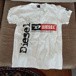 Diesel t-shirt storlek S - Säljer min gamla diesel tröja för den passar inte längre. Jag använde den bara några gånger. Den är i ny skick och trycket är som det ska
