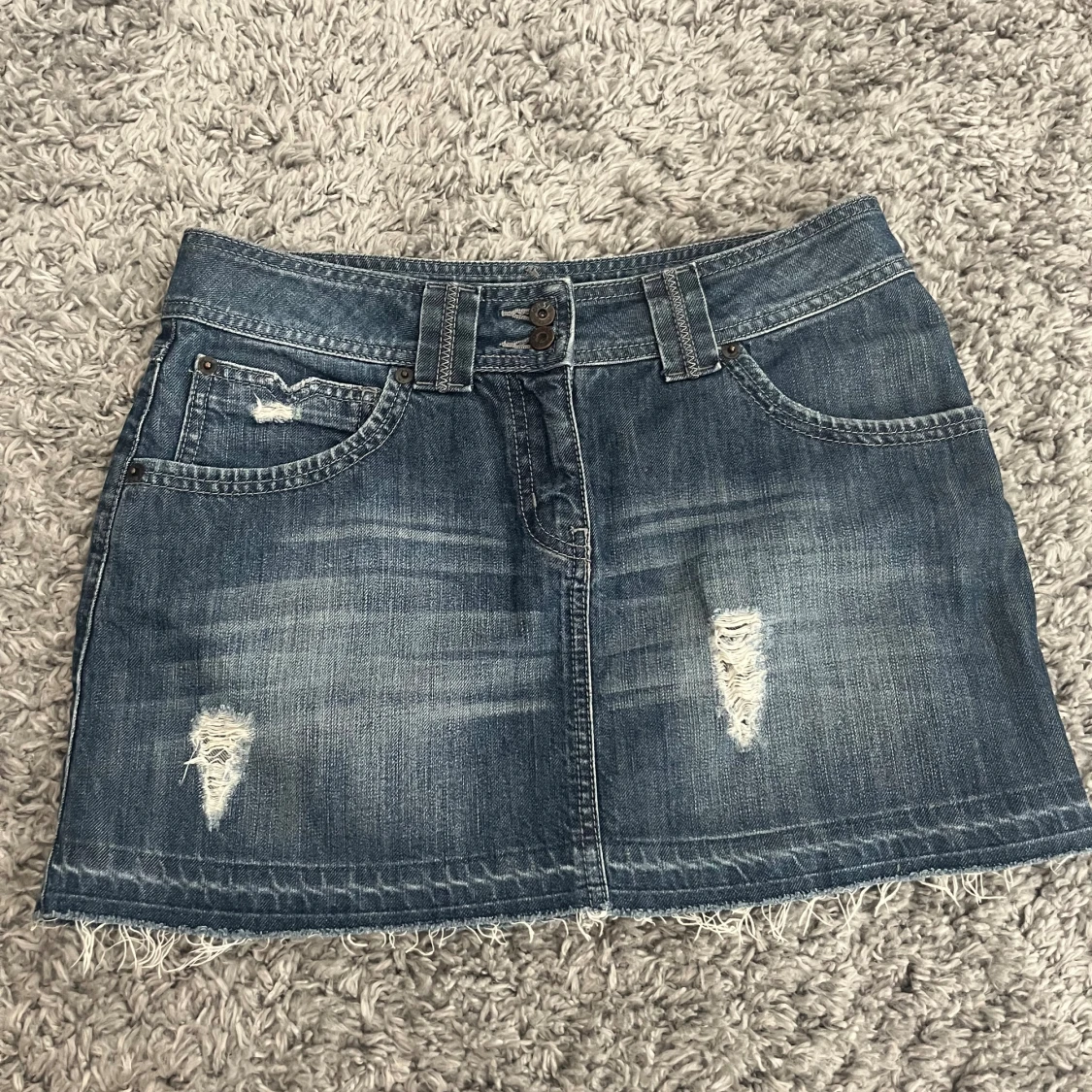 Lågmidjad jeanskjol