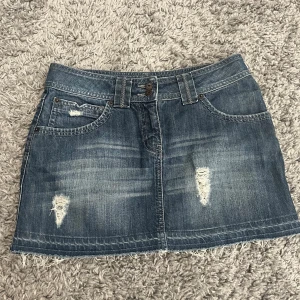 Lågmidjad jeanskjol - Säljer denna jättefina jeanskjolen i mycket bra skick, inga defekter. Midjemåttet rakt över är 36cm och längden 32cm💗