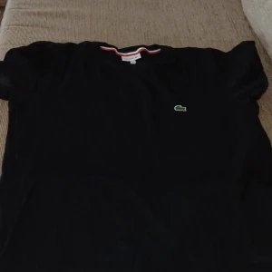 Lacoste t-shirt - Säljer nu min lacoste t shirt för den passar inte. Har knappt använt den.