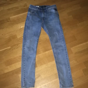 Replay jeans - Dom är använda runt 3 gånger och skicket är 10/10. Dom är slim fit och modellen är wallys, färgen är ljusblå. jeansen bär storlek 12A så 158.