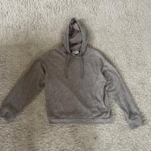 Merinoull hoodie  - En riktig fin merinoull hoodie med inga defekter men lite gammal.