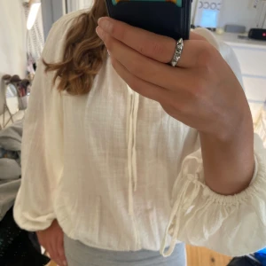Vit blus  - Säljer denna vita blus från Gina tricot 💕 vet tyvärr inte storleken men tror xs 💕säljer pga har aldrig använt 🪩