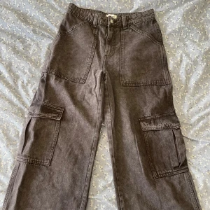 Svarta jeans med fickor - Jeans med fickor, hög midja och vida ben, från weekday i storlek 36, bra skick och inga defekter
