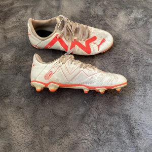 Fotbollskor  - Fotbollskor i storlek 37. Skorna är använda och har defekter och fläckar!! Skorna är från puma!!