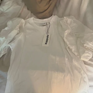 Kappahl tröja - Den är superfin men använder inte, helt oanvänd köpte den precis. Lappen är kvar o storlek är s men passar nog m oxå, köpte för 300 men säljer för 150 så får ni buda💕