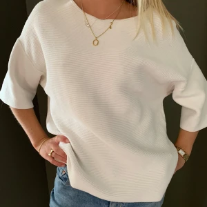 Stickad T-shirt  - Super fin stickad T-shirt köpt second hand. Har en liten liten fläck på ryggen, men den går nog bort i tvätten. Annars i bra skick! (tog endast dessa bilder så fråga ej om fler)