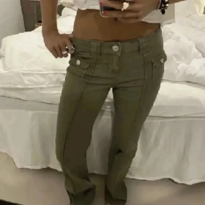 Gröna hm jeans - Bra skick, säljer för de inte kommer yill användning längre!!💕💕