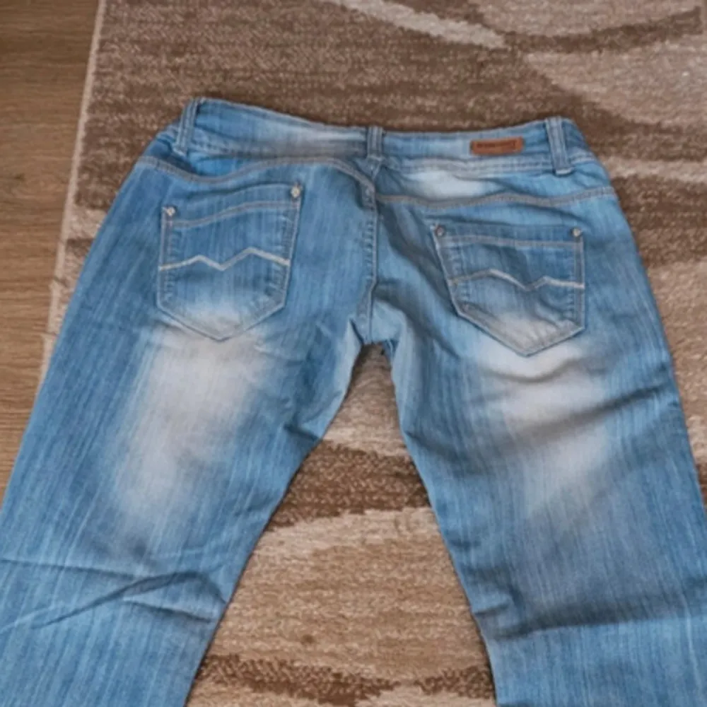 Säljer dessa jättefina ljusblå jeans då de är lite för korta för mig! Super fint skick och passar någon runt ca 165cm. Jeans & Byxor.