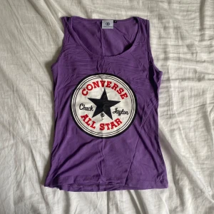 converse topp - cool converse topp i superfint skick, det finns inga defekter!  Linnet är storlet M men sitter bra på mig som har både S och M. Jag är alltid öppen för prisförslag och det är bara att ställa frågor om du funderar över något!💘