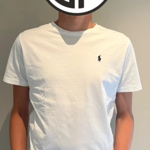 Ralph lauren T-shirt - Säljer en vit Ralph lauren T-shirt i storlek 160. Säljes i befintligt skick.  Nypris 899kr Mitt pris 199kr