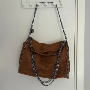 Stella McCartney liknande väska - Jättefin Stella McCartney liknande väska! Nyskick, endast använd fåtal gånger. Skriv om ni har några frågor! 🥰