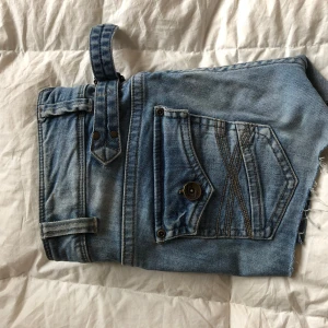 Snygga lågmidjade jeans shorts  - Coola shorts med detalj bak! Skriv om du har frågor och är intresserad i att köpa! 