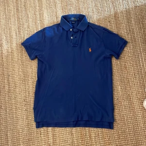 Ralph lauren piké  - Nu säljer vi denna Ralph lauren piké för ett bra pris. Den är i bra skick, har inga fläckar eller defekter. Den är i storlek S och skulle passa dig som är mellan 170-180. Har du några som helst funderingar är det bara att skriva😇