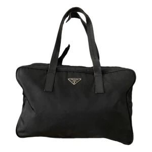 Prada väska  - Säljer nu min jättefina pradaväska som tyvärr ej kommer till användning. Väskan har vissa slitningar (se bild) därav priset, men annars jättefin❤️