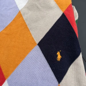 Ralph Lauren tröja  - Säljer denna vintage Ralph Lauren tröjan i riktigt bra skick. Vid snabb affär kan priset diskuteras. Den är i storlek Xl men passar även M. Så den är lite åt det mindre hållet. 