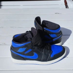 Air Jordan 1 Mid Blue Black 554724-068 - Säljer ett par feta Air Jordan Mids i gott skick.  Kom pm för frågor :)