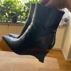Trendiga klackar  - Jättefina klackskor från zara som dessutom är sköna att gå i🙏💕 Använda 1 gång. Storleken är 37 men jag är en 38 och de passar mig perfekt!