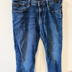 Emporio Armani Jeans - Emporio Armani jeans i storlek W33 L34 säljes eftersom de har blivit för små. Frakt erbjuds. Priset är ej hugget i sten, vill bara gärna bli av med dem fort  Orginalpriset var 1200kr  Köptes på thern lunds i mall of scandinavia för ett tag sen 