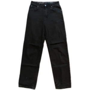 JEANS BIKBOK - Svarta högmidjade jeans från bikbok. Nypris 599kr. Dessa jeans har utgått fran sortimentet💕