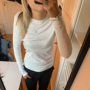 Vit stickad tröja - Fin vit stickad tröja från lager 157, använd nån gång men är i bra skick🤍