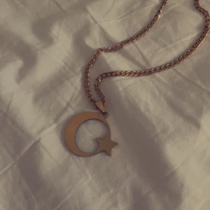 Halsband  - Gult måne och Stjärna halsband I bra skick och bra pris 