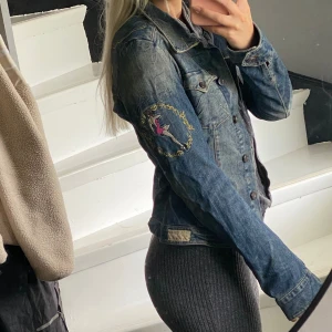 Jeansjacka - Vintage odd molly jeansjacka med tryck, stl 1, använd men bra skick, nypris 2000kr, trycket har försvunnit lite på munnen på ryggen som syns på sista bilden 
