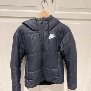 Nike jacka  - Säljer nu min Nike jacka inte min stil längre priset kan diskuteras stolek xs jätte fin och har inga defekter 