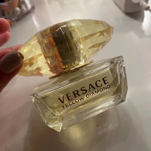 parfym versace yellow diamond  - parfym versace yellow diamond, använd lite av 🤍