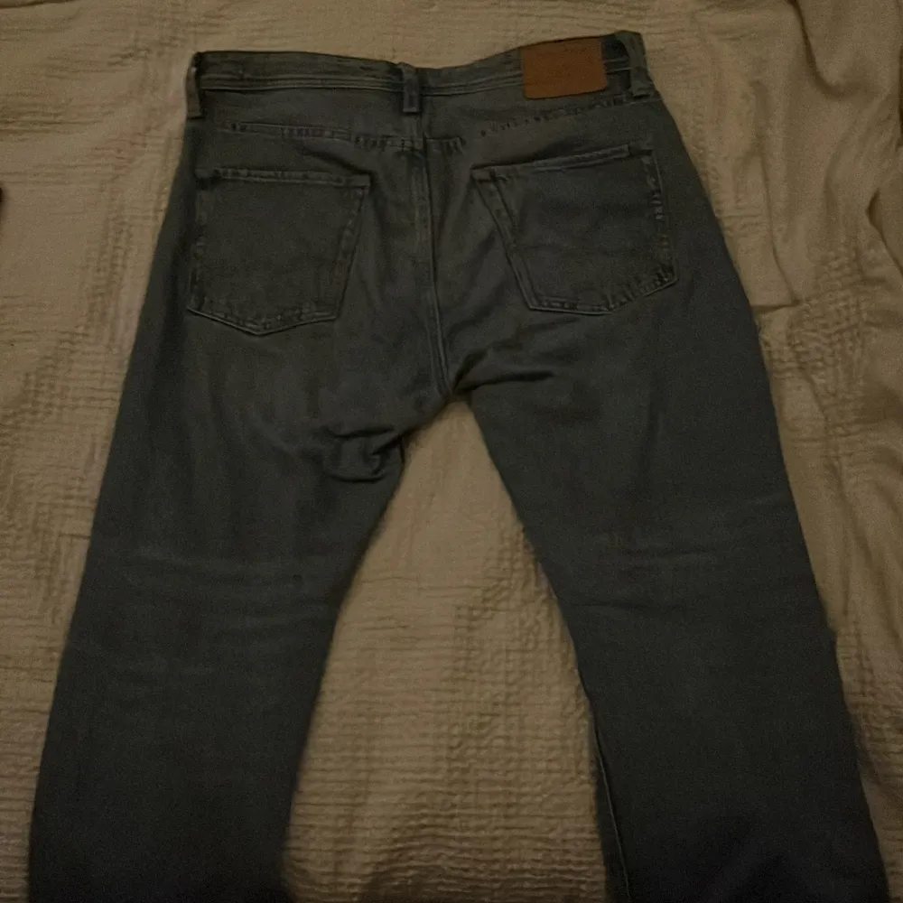 Ett par ganska nya Jack and Jones jeans som bara är använda cirka 10 gånger i utmärkt skick storlek 31 X 30 Köpta för 699 på Jack and Jones butik.. Jeans & Byxor.