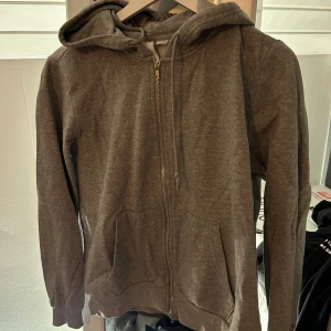 Zip up hoodie - Bra skick. Liten i storleken. L men sitter som en S