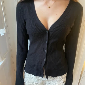 Svart kofta - Jätte fin kofta från bubbleroom, relativt andvänd men ändå ganska bra skick. 