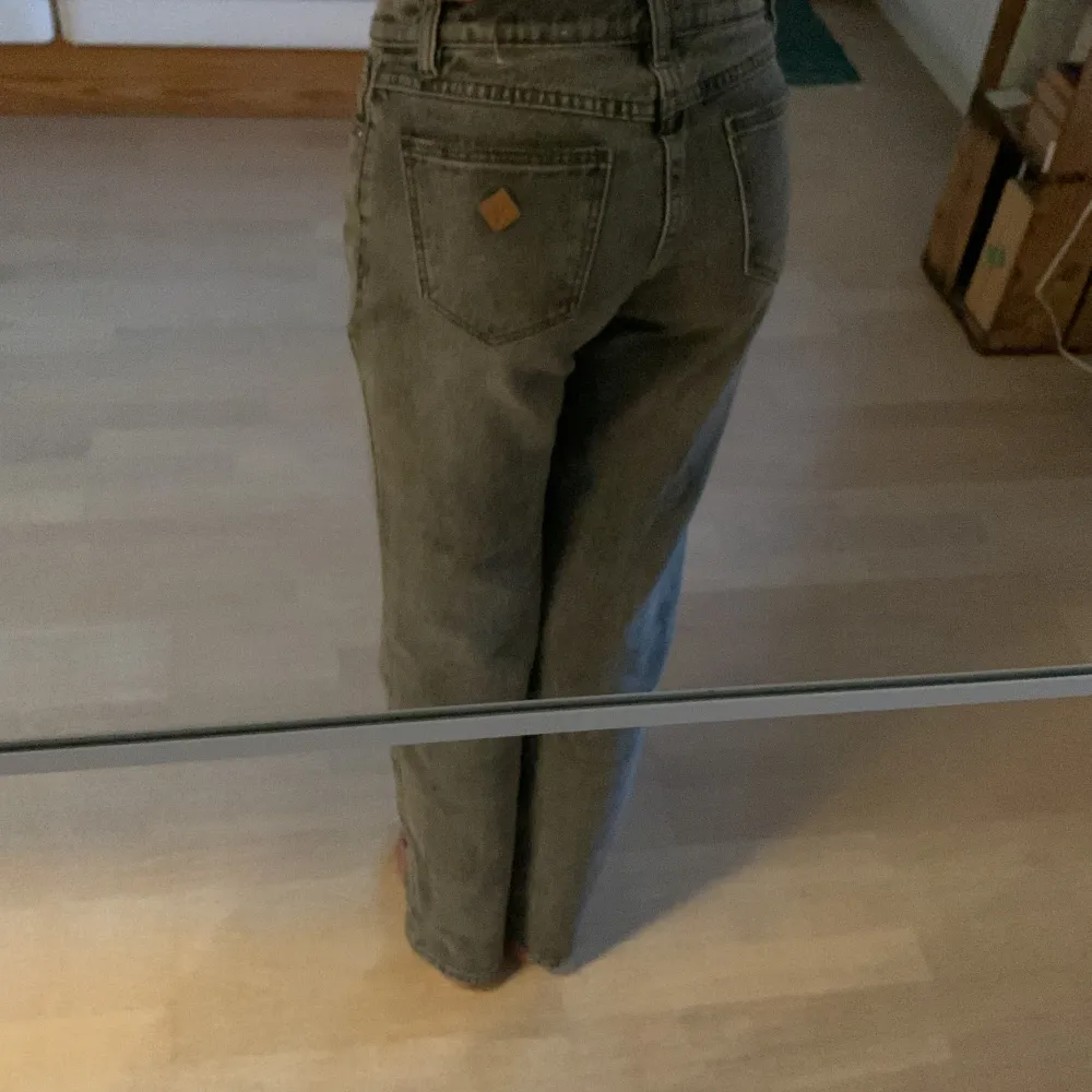 Super snygga Abrand Jeans som är köpta här på Plick. De är Low straight och har storleken 23/ AU 5. Säljer pga de inte används så mycket. Använd gärna köp nu😃. Jeans & Byxor.